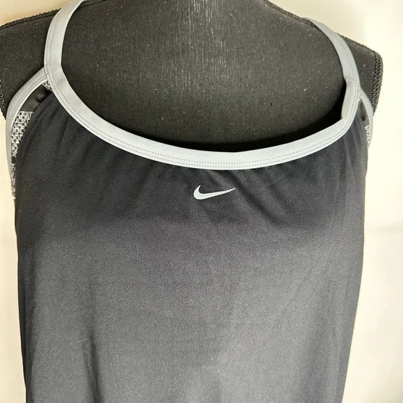 𝅺Nike Tank - Picture 2 of 6